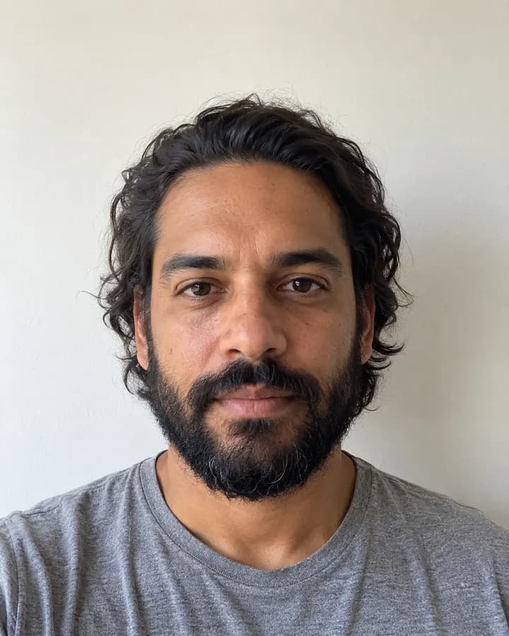 Foto de frente da pessoa fictícia com os pontos do rosto e as medidas